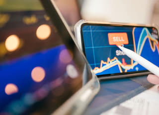 Meerdere markten worden geanalyseerd door een handelaar die kijkt naar Bitcoin-, Ethereum- en forex-opties